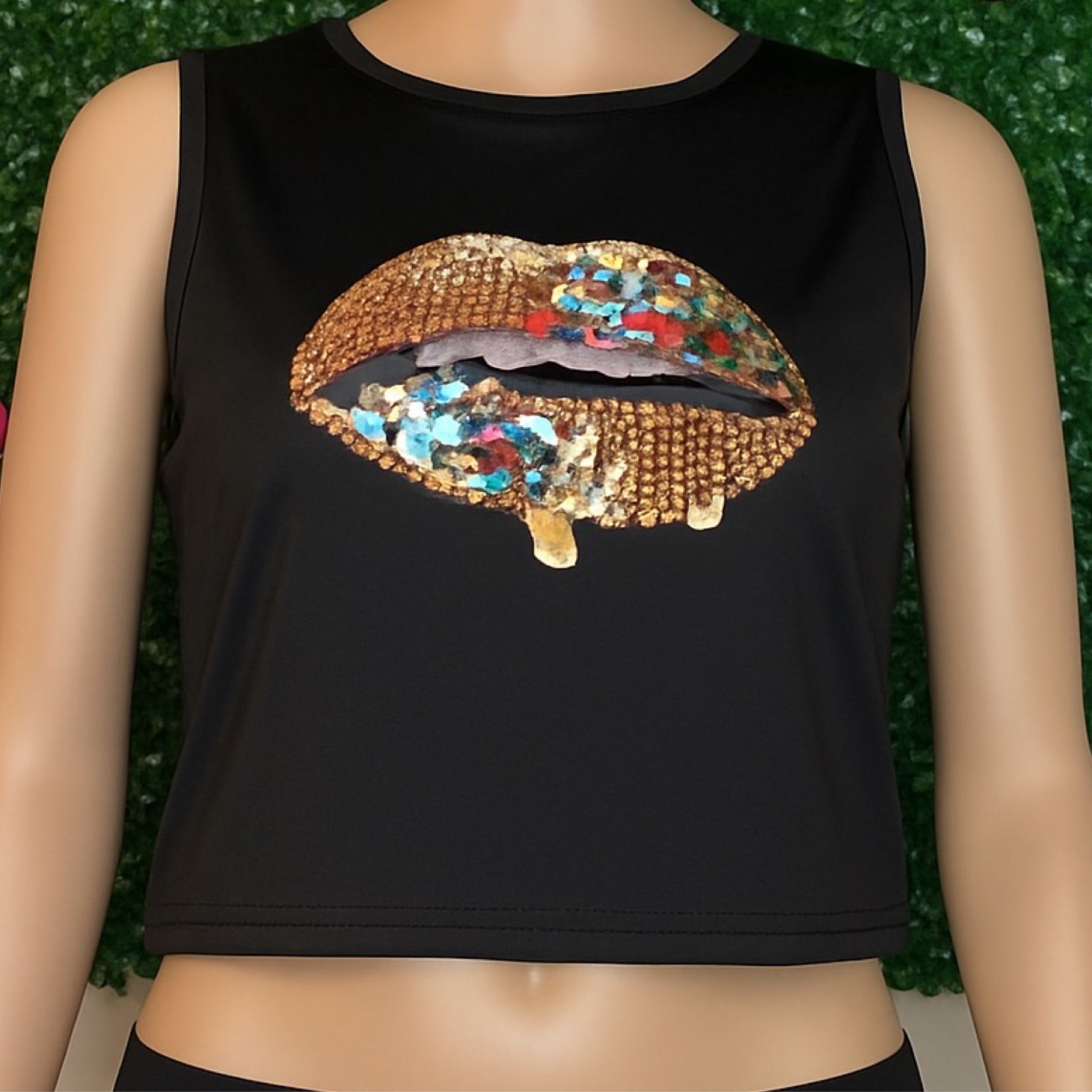 Top Corto Sin Mangas Tabatha Negro con Ribete Dorado
